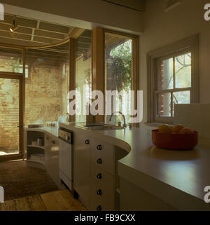 Obstschale auf gebogenen Arbeitsplatte in neunziger Jahre Küche Stockfoto