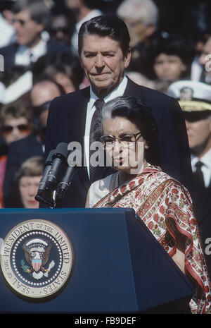 Washington, DC, USA, 29. Juli 1982 Präsident Ronald Reagan mit der indischen Premierministerin Indira Gandhi während der offiziellen Begrüßungszeremonie auf dem South Lawn des weißen Hauses.  Bildnachweis: Mark Reinstein Stockfoto