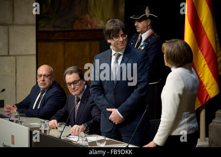 Barcelona, Katalonien, Spanien. 12. Januar 2016. Neue katalanische Präsident Carles Puigdemont (stehend) wird während der Zeremonie gesehen, den neuen Präsident von Katalonien in Barcelona, Spanien am 12. Januar 2016 zu investieren. Die neue Regierung von Katalonien hat einen Abtrünnigen-Plan, der Unabhängigkeit von Spanien und in den nächsten 18 Monaten der katalanischen Republik verkünden will. Bildnachweis: Jordi Boixareu/ZUMA Draht/Alamy Live-Nachrichten Stockfoto