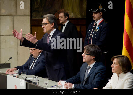 Barcelona, Katalonien, Spanien. 12. Januar 2016. Ehemaliger katalanische Präsident Artur Mas (L) wird während der Zeremonie gesehen, den neuen Präsident des Catalonia Carles Puigdemont (R) in Barcelona, Spanien am 12. Januar 2016 zu investieren. Die neue Regierung von Katalonien hat einen Abtrünnigen-Plan, der Unabhängigkeit von Spanien und in den nächsten 18 Monaten der katalanischen Republik verkünden will. Bildnachweis: Jordi Boixareu/ZUMA Draht/Alamy Live-Nachrichten Stockfoto