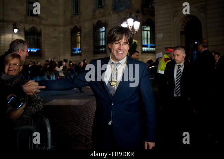 Barcelona, Katalonien, Spanien. 12. Januar 2016. Außerhalb der Palau De La Generalitat (Sitz der katalanischen Regierung) Menschen erhält Carles Puigdemont nach, die als neuer Präsident von Katalonien in Barcelona, Spanien am 12. Januar 2016 investiert worden. Die neue Regierung von Katalonien hat einen Abtrünnigen-Plan, der Unabhängigkeit von Spanien und in den nächsten 18 Monaten der katalanischen Republik verkünden will. Bildnachweis: Jordi Boixareu/ZUMA Draht/Alamy Live-Nachrichten Stockfoto