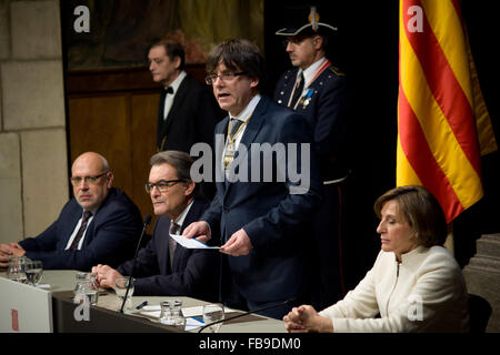 Barcelona, Katalonien, Spanien. 12. Januar 2016. Neue katalanische Präsident Carles Puigdemont (stehend) wird während der Zeremonie gesehen, den neuen Präsident von Katalonien in Barcelona, Spanien am 12. Januar 2016 zu investieren. Die neue Regierung von Katalonien hat einen Abtrünnigen-Plan, der Unabhängigkeit von Spanien und in den nächsten 18 Monaten der katalanischen Republik verkünden will. Bildnachweis: Jordi Boixareu/ZUMA Draht/Alamy Live-Nachrichten Stockfoto