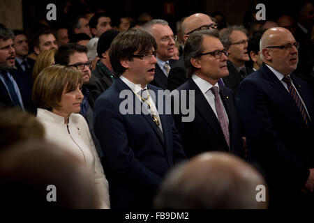 Barcelona, Katalonien, Spanien. 12. Januar 2016. Ehemalige katalanischen Artur Mas (R) und neue katalanische Präsident Carles Puigdemont (L) werden während der Zeremonie gesehen, den neuen Präsident von Katalonien in Barcelona, Spanien am 12. Januar 2016 zu investieren. Die neue Regierung von Katalonien hat einen Abtrünnigen-Plan, der Unabhängigkeit von Spanien und in den nächsten 18 Monaten der katalanischen Republik verkünden will. Bildnachweis: Jordi Boixareu/ZUMA Draht/Alamy Live-Nachrichten Stockfoto