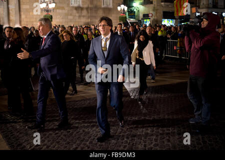 Barcelona, Katalonien, Spanien. 12. Januar 2016. Carles Puigdemont hinterlässt der Palau De La Generalitat (Sitz der katalanischen Regierung) nach, die als neuer Präsident von Katalonien in Barcelona, Spanien am 12. Januar 2016 investiert worden. Die neue Regierung von Katalonien hat einen Abtrünnigen-Plan, der Unabhängigkeit von Spanien und in den nächsten 18 Monaten der katalanischen Republik verkünden will. Bildnachweis: Jordi Boixareu/ZUMA Draht/Alamy Live-Nachrichten Stockfoto