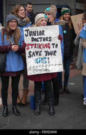 London, UK. 12. Januar 2016. Eine Gruppe von auffällig Junior Ärzte vom Kings College Hospital Protest vor dem Brixton u-Bahnstation, London, UK. Bildnachweis: Martyn Wheatley/Alamy Live News Stockfoto