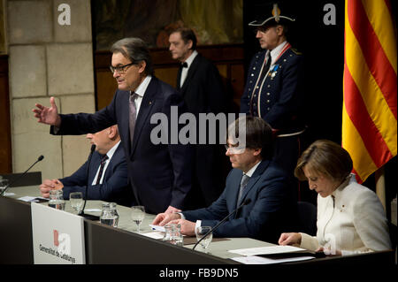 Barcelona, Spanien. 12. Januar 2016. Ehemaliger katalanische Präsident Artur Mas (L) wird während der Zeremonie gesehen, den neuen Präsident des Catalonia Carles Puigdemont (R) in Barcelona, Spanien am 12. Januar 2016 zu investieren. Die neue Regierung von Katalonien hat einen Abtrünnigen-Plan, der Unabhängigkeit von Spanien und in den nächsten 18 Monaten der katalanischen Republik verkünden will. Bildnachweis: Jordi Boixareu/Alamy Live-Nachrichten Stockfoto