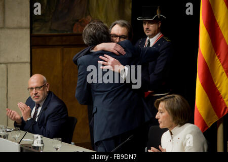 Barcelona, Spanien. 12. Januar 2016. Ehemalige katalanische Präsident Artur Mas und neue katalanische Präsident Carles Puigdemont hug während der Zeremonie, den neuen Präsident von Katalonien in Barcelona, Spanien am 12. Januar 2016 zu investieren. Die neue Regierung von Katalonien hat einen Abtrünnigen-Plan, der Unabhängigkeit von Spanien und in den nächsten 18 Monaten der katalanischen Republik verkünden will. Bildnachweis: Jordi Boixareu/Alamy Live-Nachrichten Stockfoto