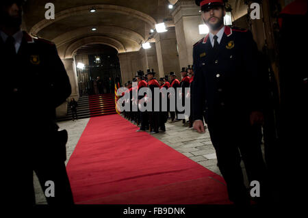 Barcelona, Spanien. 12. Januar 2016. Katalanische Polizei Offiziere, Mossos Notfälle im Frack uniformin gelten in der Palau De La Generalitat (Sitz der katalanischen Regierung) während der Zeremonie, den neuen Präsident von Katalonien (Carles Puigdemont) investieren in Barcelona, Spanien am 12. Januar 2016. Die neue Regierung von Katalonien hat einen Abtrünnigen-Plan, der Unabhängigkeit von Spanien und in den nächsten 18 Monaten der katalanischen Republik verkünden will. Bildnachweis: Jordi Boixareu/Alamy Live-Nachrichten Stockfoto