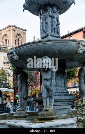 Nahaufnahme des Brunnens in der Bib-Rambla Square in Granada Spanien. Der Bell Turm der Kathedrale von Granada ist in der Ferne. Stockfoto