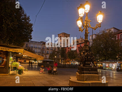 Die Plaza de Bib-Rambla in Granada in Spanien ebenso wie die Sonne setzt mit Schwerpunkt Kinder und ihre Mutter auf dem Platz Stockfoto