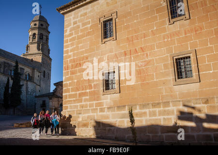 Schüler in San Felipe Neri Straße, im Hintergrund Bell Turm der Kathedrale. Baeza. Provinz Jaén. Spanien Stockfoto