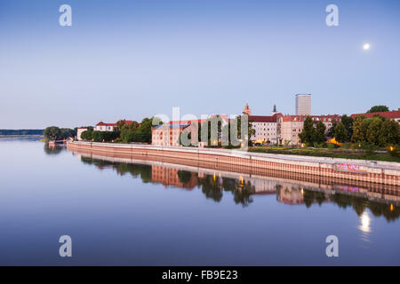 Uferpromenade von Frankfurt (Oder) in der Morgendämmerung zu sehen Stockfoto