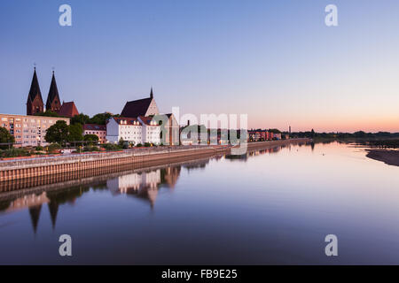 Uferpromenade von Frankfurt (Oder) in der Morgendämmerung zu sehen Stockfoto