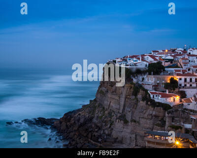 Azenhas do Mar Dorf in der Dämmerung, Sintra Portugal Stockfoto