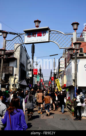 Komachidori Einkaufsstraße in Kamakura Stockfoto