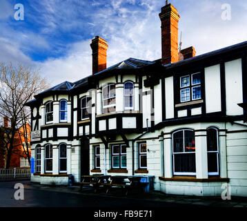 Das Bridge Inn neben dem Fluss, wo mittelalterliche Reste den Markt Stadt Tenbury Wells, Worcestershire, UK unterstreichen Stockfoto