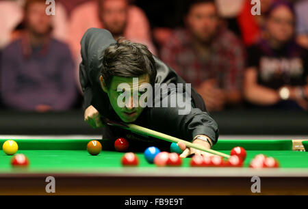 London, UK. 12. Januar 2016. Ronnie O'Sullivan von England konkurriert in der ersten Vorrundenspiel mit Mark Williams von Wales auf der Snooker Meister 2016 in London, England am 12. Januar 2016. Ronnie O'Sullivan gewann 6-5. © Han Yan/Xinhua/Alamy Live-Nachrichten Stockfoto