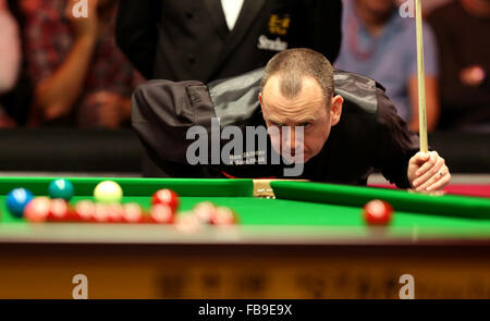 London, UK. 12. Januar 2016. Mark Williams Wales konkurriert in der ersten Vorrundenspiel mit Ronnie O'Sullivan von England auf der Snooker Meister 2016 in London, England am 12. Januar 2016. Ronnie O'Sullivan gewann 6-5. © Han Yan/Xinhua/Alamy Live-Nachrichten Stockfoto