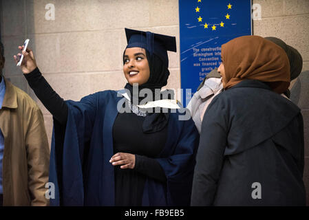 IYoung muslimische Studentin und Familie Selfie, Graduierung Zeremonie UK Stockfoto