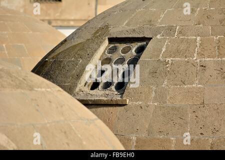 Runde alte Dächer von öffentlichen Bädern in Baku Altstadt, in der Hauptstadt Aserbaidschans, Detail. Stockfoto