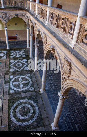 Innenhof des Palacio de Jabalquinto (16. Jahrhundert), Baeza. Provinz Jaén, Andalusien, Spanien Stockfoto