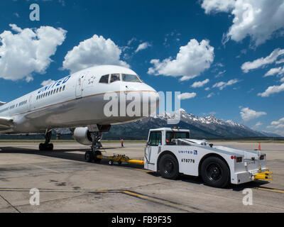 Ein United Airlines Boeing 757 in Jackson Hole Airport, Wyoming auf dem Rollweg geschoben Stockfoto