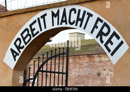 Fakt oder Fiktion? Das berühmte Zeichen der Nazis am Eingang ihre konzentrationslager - Arbeit macht frei Stockfoto