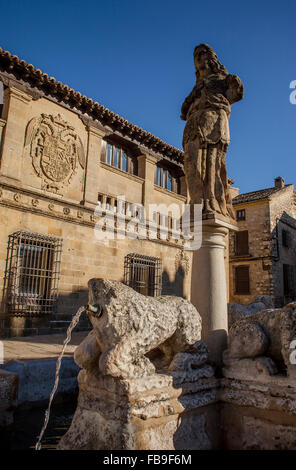 Antiguas Carnicerias und Fuente de Los Leones in Plaza del Populo o de Los Leones, Baeza. Provinz Jaén, Andalusien, Spanien Stockfoto