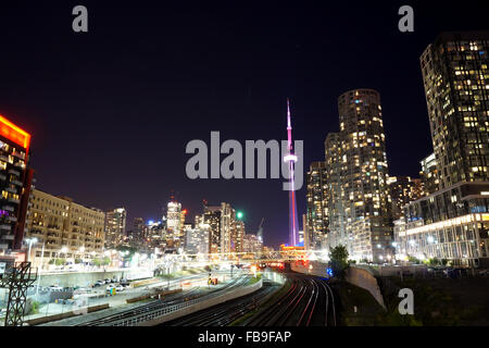 -Städte bei Nacht-Serie-Toronto CN tower von der Innenstadt von Union Station in der Nacht Stockfoto