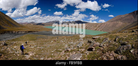 Wanderer steigen zu einem entfernten Gletschersee in der Kharkhiraa Turgen Nationalpark, Mongolei. Stockfoto