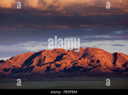 Sonnenuntergang über den Bergen in der Nähe von Khovd und Achit-See in der abgelegenen äußersten westlichen Mongolei. Stockfoto