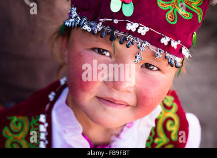 Eine Mädchen in traditionellen kasachischen Kleid aus einer Familie von kasachischen Adler Jäger nahe dem Tsaast Uul-Tal, Mongolei. Stockfoto