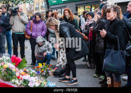 London, UK. 12. Januar 2016. Ehrungen von Fans liegen unter einem Wandbild von David Bowie, Tunstall Road, Brixton SW9, London, UK. © Martyn Wheatley/Alamy Live News Stockfoto