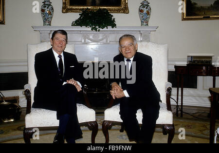 Washington. DC., USA, 16. März, 1988 Präsident Ronald Reagan Fototermin mit israelischen Ministerpräsidenten Yitzhak Shamir im Oval Office. Bildnachweis: Mark Reinstein Stockfoto