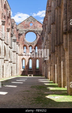Ruinen des verlassenen Saint oder San Galgano Abtei Kirche in der Toskana Stockfoto