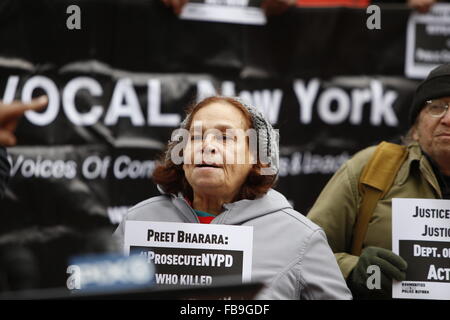 New York City, USA. 12. Januar 2016. Iris Baez, Mutter von Anthony Baez, hält Schild vor US-Staatsanwaltschaft. Die Eltern des getöteten NYC Teen Ramarley Graham trat Mitglieder des Stadtrates NY und Black lebt Angelegenheit Aktivisten verlangen die US-Staatsanwalt untersucht Tod ihres Sohnes in den Händen von NYPD Offiziere. Bildnachweis: Andy Katz/Pacific Press/Alamy Live-Nachrichten Stockfoto