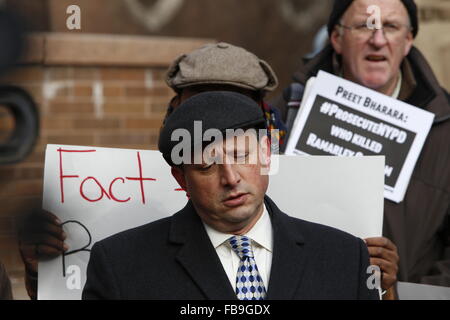 New York City, USA. 12. Januar 2016. NY Stadtratmitglied Brad Ladner hört Bemerkungen. Die Eltern des getöteten NYC Teen Ramarley Graham trat Mitglieder des Stadtrates NY und Black lebt Angelegenheit Aktivisten verlangen die US-Staatsanwalt untersucht Tod ihres Sohnes in den Händen von NYPD Offiziere. Bildnachweis: Andy Katz/Pacific Press/Alamy Live-Nachrichten Stockfoto