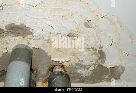 durch die Überschwemmungen Decke Wohnungen beschädigt Stockfoto