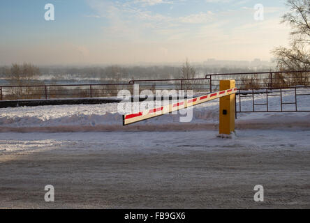 Sicherheitsbarriere Fahrzeug auf dem Parkplatz im winter Stockfoto