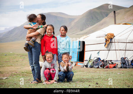 Kinder posieren für ein Porträt außerhalb ihrer Familie Ger Kharkhiraa Turgen Nationalpark, Mongolei. Stockfoto