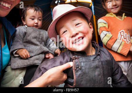 Mutter und Kinder spielen in einem Ger in Kharkhiraa Turgen Nationalpark, Mongolei. Stockfoto