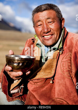 Idesh, eine lokale Herder und Guide, ruht mit einem heißen Tee in Kharkhiraa Turgen Nationalpark, Mongolei. Stockfoto