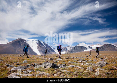 Wandern mit Tim Cope auf einen hohen Pass in die Kharkhiraa und Turgen National Park im Altai-Gebirge, Uvs Provinz, Mongolei. Stockfoto