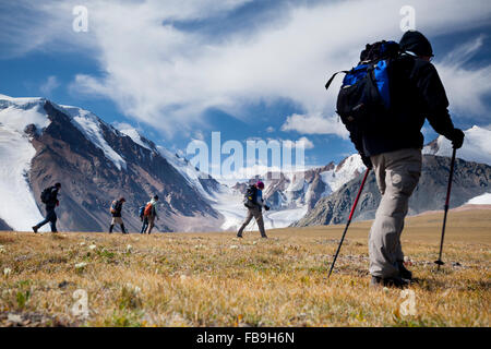 Wandern mit Tim Cope auf einen hohen Pass in die Kharkhiraa und Turgen National Park im Altai-Gebirge, Uvs Provinz, Mongolei. Stockfoto