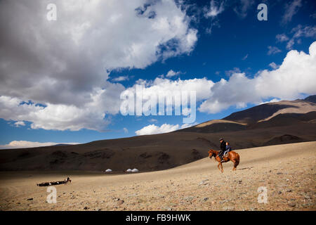 Ein Hirte wacht über seine Tiere im Tal Tsaast Uul, westliche Mongolei. Stockfoto