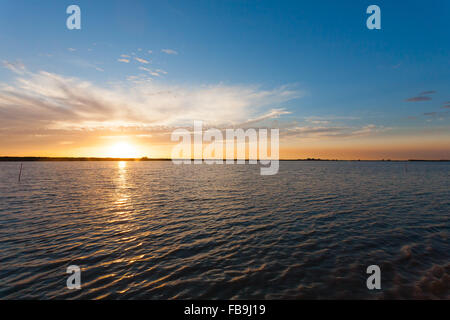 Sonnenuntergang über dem Wasser von "Delta del Po", Landschaft Italiens. Wasser und Himmel Stockfoto