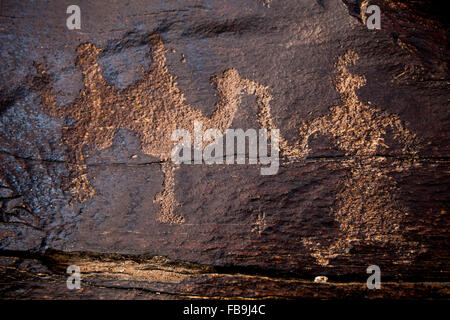 Alten Petroglyph Darstellung einer baktrischen Kamel und Nomad in der Gobi-Wüste, Mongolei. Stockfoto