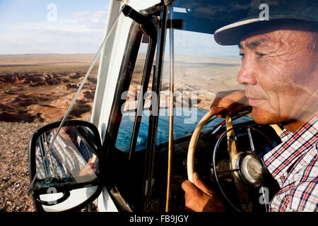 Ein Treiber mit Tseren Touren auf der Straße in einem russischen 4WD in der Gobi-Wüste, Mongolei. Stockfoto