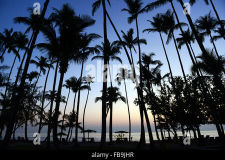 Einen wunderschönen tropischen Sonnenuntergang gesehen vom Hotel an den Felsen in Ngapali Strand, Myanmar. Stockfoto