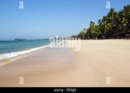 Ngapali Beach ist ein schöner langer weißer Sandstrand. Stockfoto